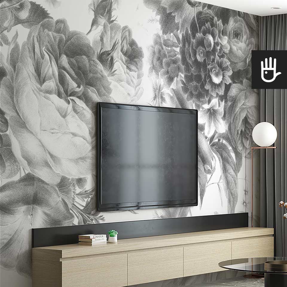 Nowoczesny salon z drewnianą szafką rtv i ozdobną lampą podłogową z zawieszonym na ścianie telewizorem na fototapecie w wielkie szare kwiaty