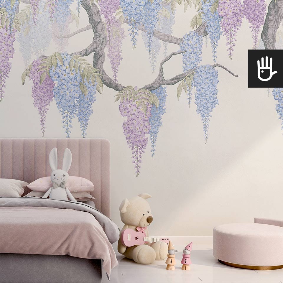 Sypialnia dziecięca różowa z pluszakami i drewnianymi zabawkami z ozdobną fototapetą wisterie