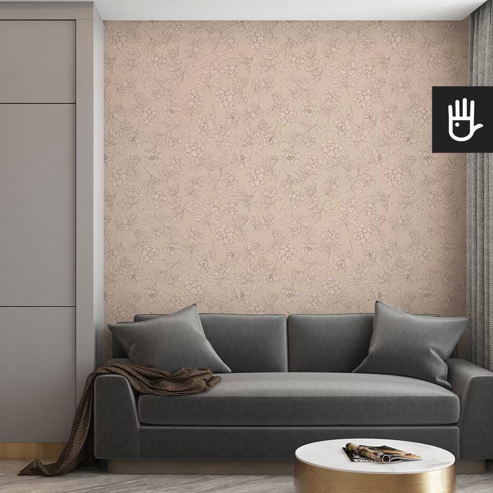 Przytulny salon z małą szarą kanapą i złotym stolikiem kawowym na tle tapety piwonie w stylu kolonialnym