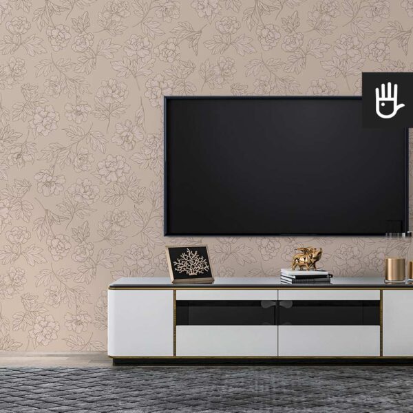 Nowoczesny salon z białą szafką rtv i wiszącym telewizorem z wieloma dekoracjami na tle beżowo różowej tapety w piwonie