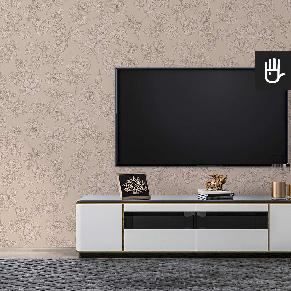 Nowoczesny salon z białą szafką rtv i wiszącym telewizorem z wieloma dekoracjami na tle beżowo różowej tapety w piwonie