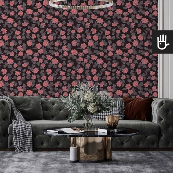 Elegancka pikowana kanapa w klasycznym salonie z ozdobnym kryształowym żyrandolem z dekoracyjną fototapetą na głównej ścianie w czerwone piwonie na czarnym tle