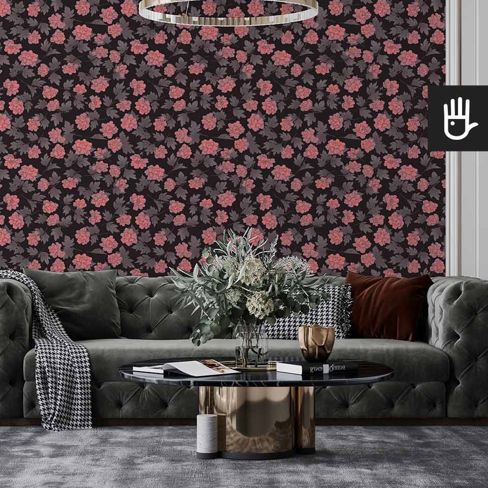 Elegancka pikowana kanapa w klasycznym salonie z ozdobnym kryształowym żyrandolem z dekoracyjną fototapetą na głównej ścianie w czerwone piwonie na czarnym tle