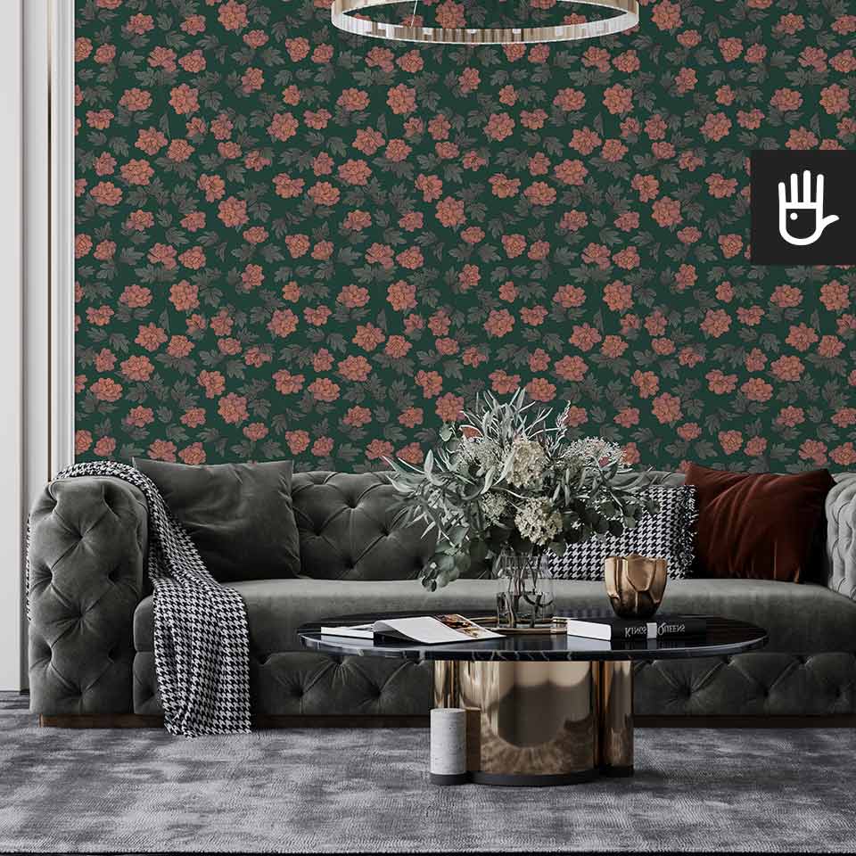 Elegancka pikowana kanapa w klasycznym salonie z ozdobnym kryształowym żyrandolem z dekoracyjną fototapetą na głównej ścianie w czerwone piwonie na zielonym tle