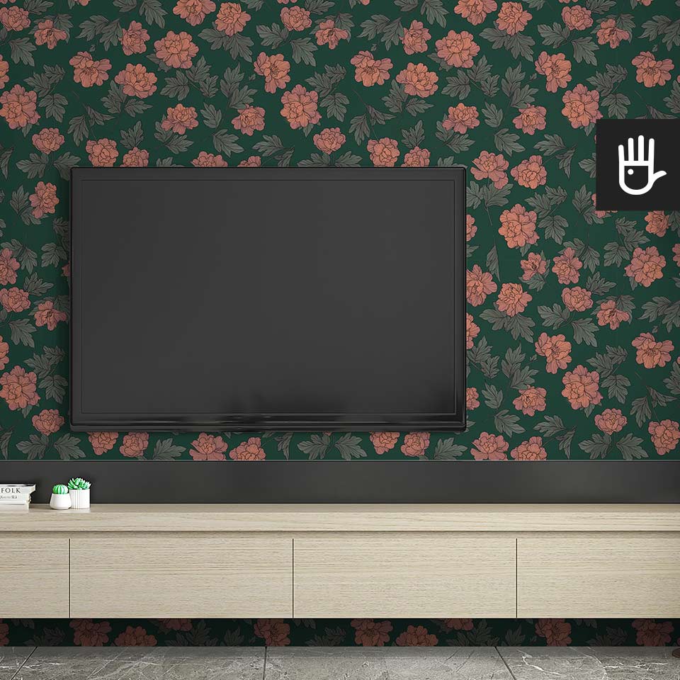 Nowoczesna szafka rtv z dekoracyjnymi kwiatkami i podwieszonym nad nią telewizorem na tle tapety piwonie w stylu vintage