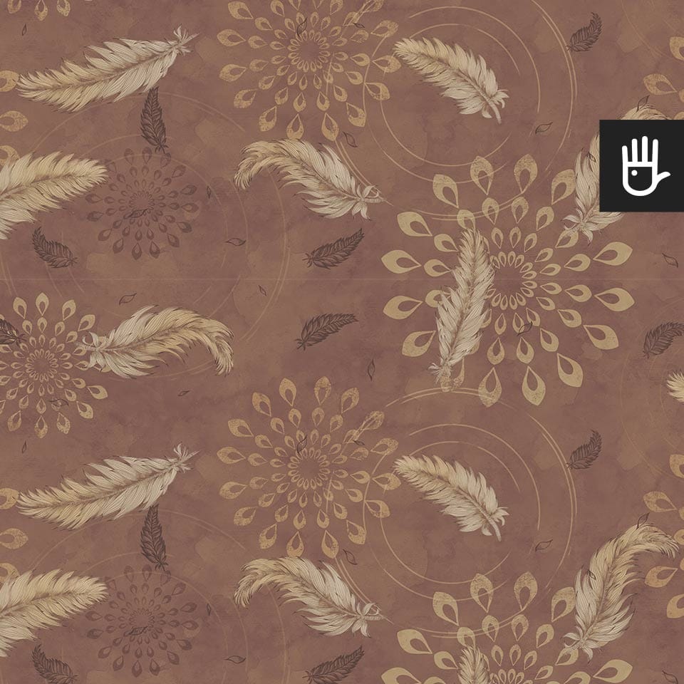 Tapeta Brązowe Boho utrzymana w ciepłym odcieniu brązu z delikatnymi piórkami i geometrycznymi wzorami przypominającymi mandale.