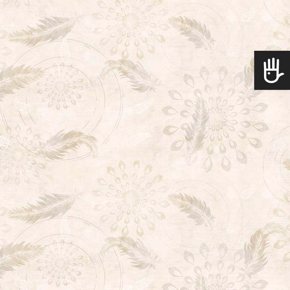 Tapeta boho utrzymana w jasnym odcieniu beżu z delikatnymi piórkami i geometrycznymi wzorami przypominającymi mandale.
