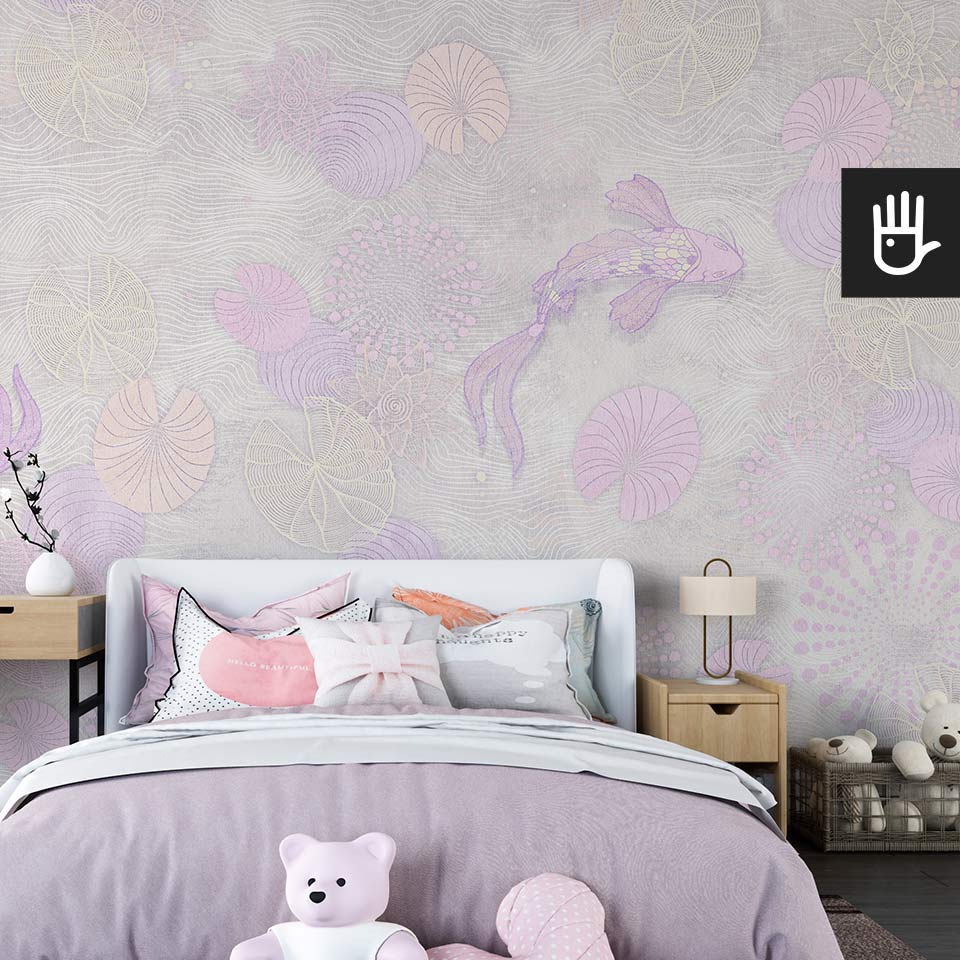 Dziecięca sypialnia z wieloma pluszakami i dodatkami na tle tapety różowy japoński staw