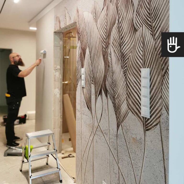Tapetowanie fototapety z motywem liści od Dudek Manufaktura klejem Wallfix Contract Heavy przeznaczonym do klejenia ciężkich tapet flizelinowych