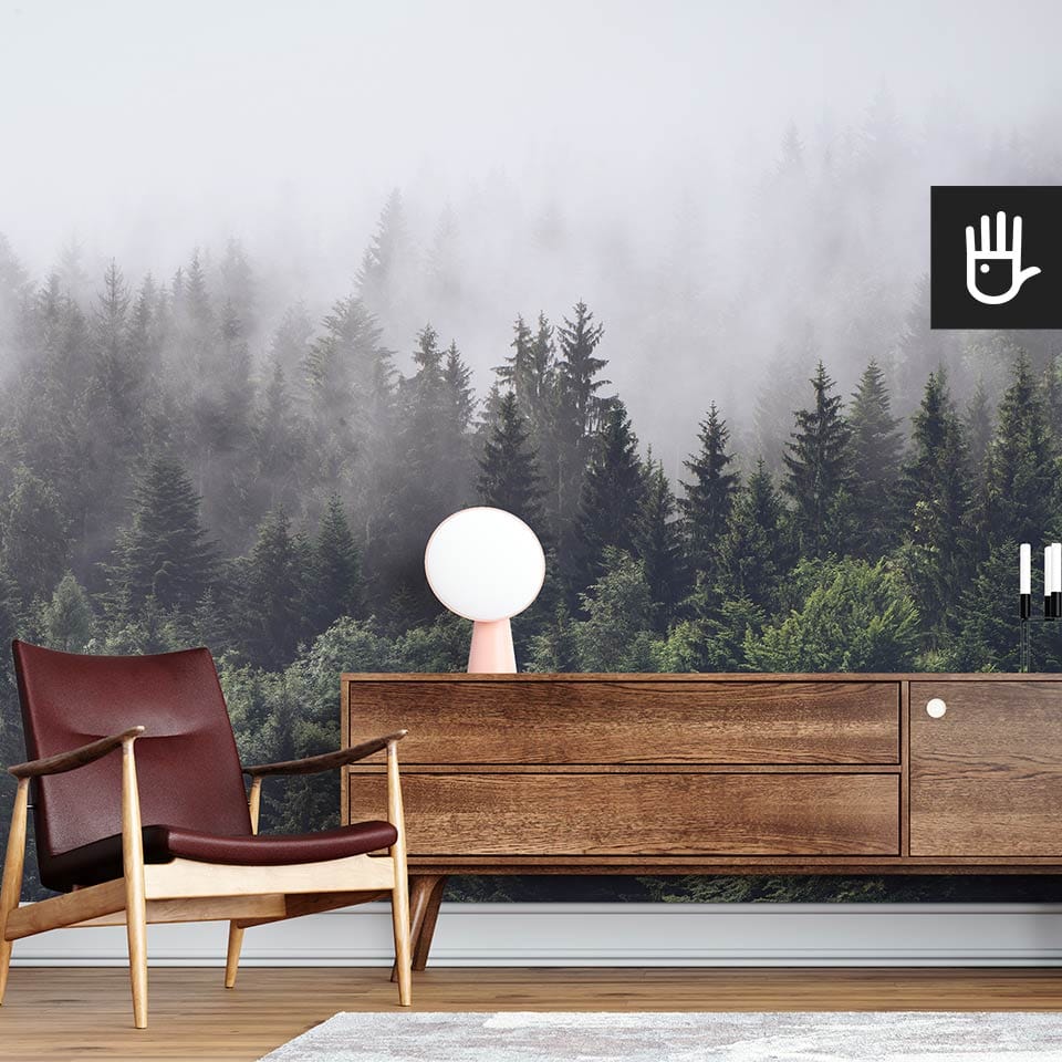 Skórzany fotel z komodą w stylu vintage z tapetą przedstawiającą las