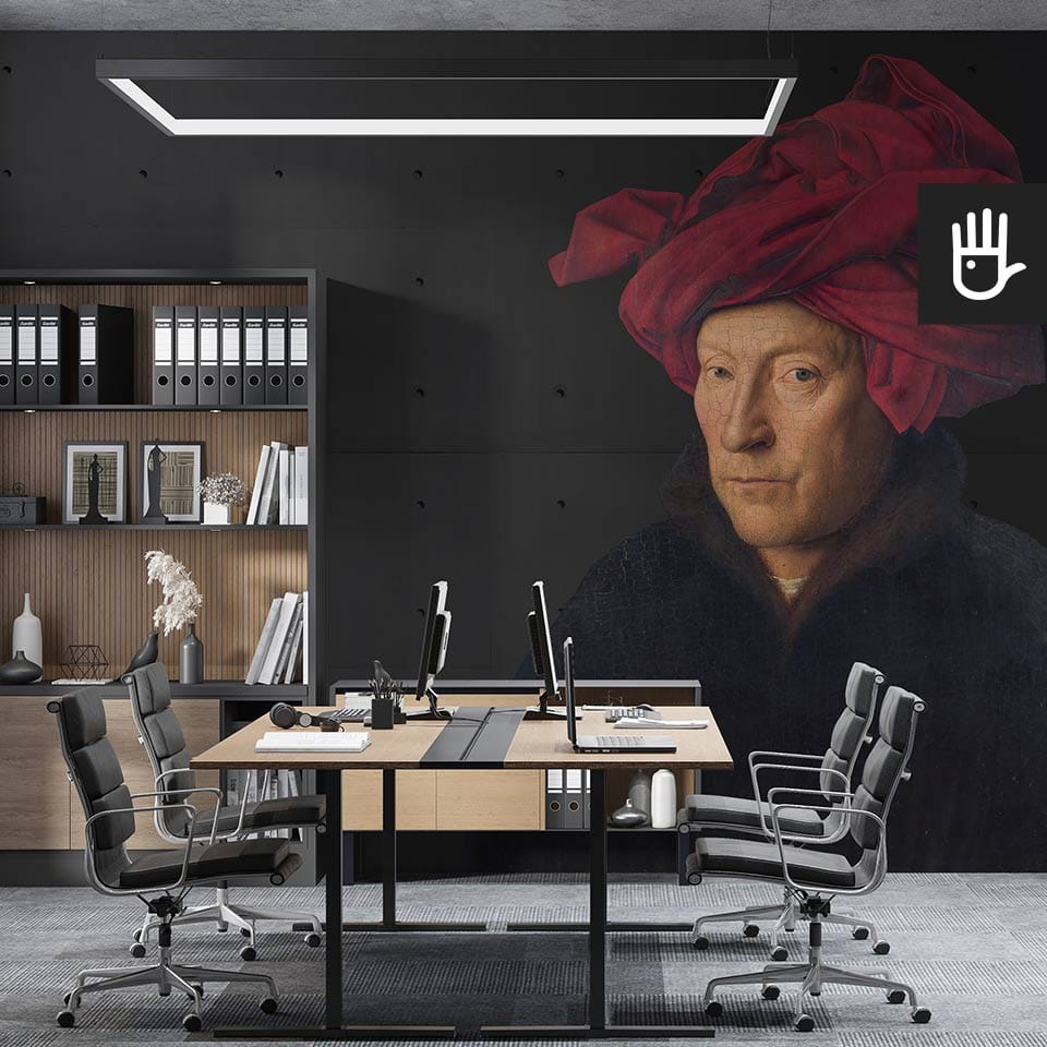 Nowoczesne biuro z drewnianymi meblami z elementami metalu i licznymi dodatkami na tle fototapety z mężczyzną w turbanie