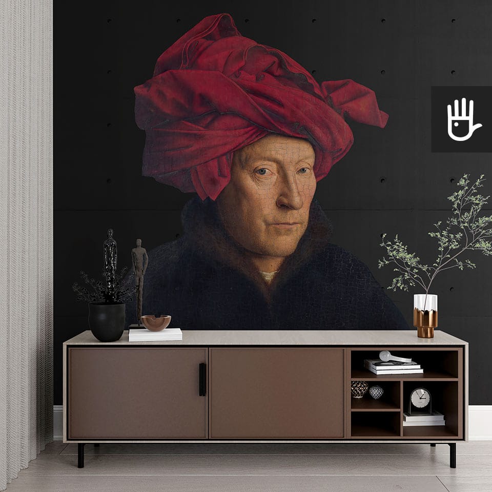 Nowoczesna szafka w jasnym korytarzu z wieloma dodatkami na tle dekoracyjnej fototapety z mężczyzną w czerwonym turbanie