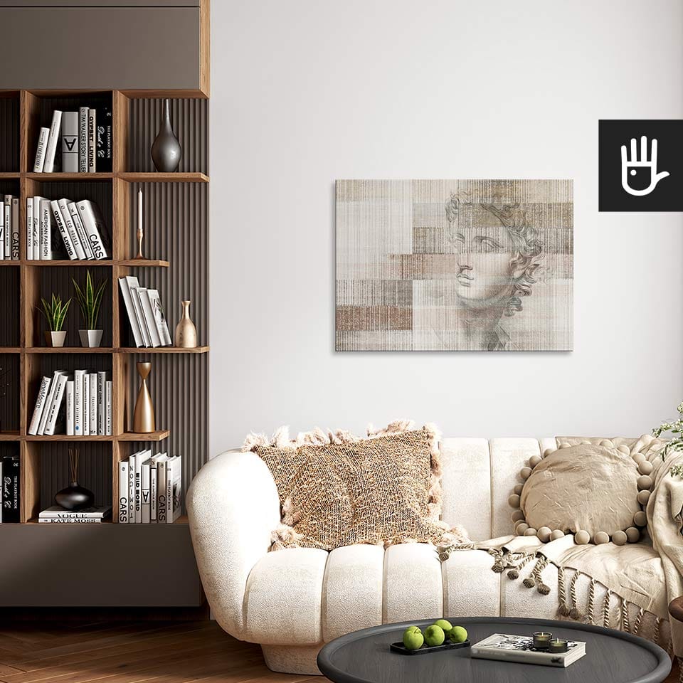 Salon w stylu boho z miękką kanapą i powieszonym ponad nią obrazem w beżowych barwach