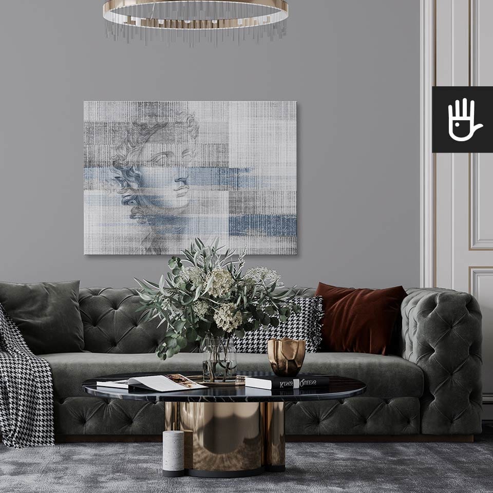 Elegancki salon z pikowaną kanapą w stylu glamour z obrazem apollo w błękicie