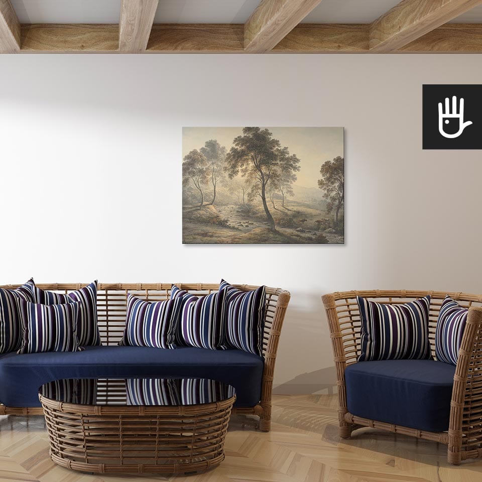 Salon w stylu boho z wiklinowymi meblami i niebieskimi akcentami z zawieszonym na ścianie obrazem szkocki krajobraz