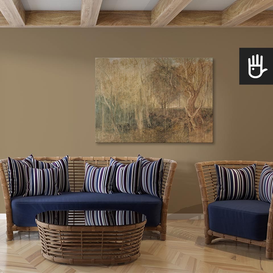 Salon w stylu boho z granatowymi dodatkami i wiklinowymi meblami z dekoracyjnym obrazem wspomnienie