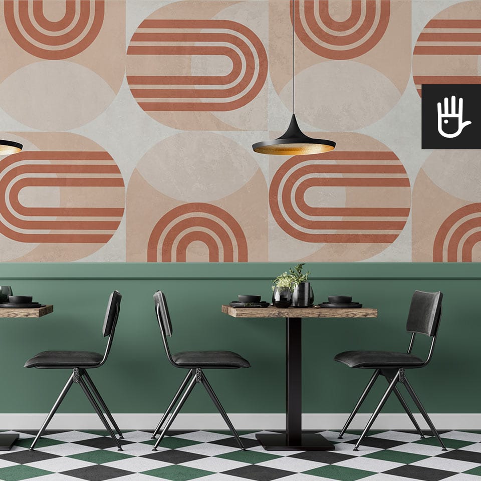 Retro kawiarnia z drewnianymi stolikami i czarnymi krzesłami z dekoracyjną ścianą w pomarańczowe geometryczne wzory