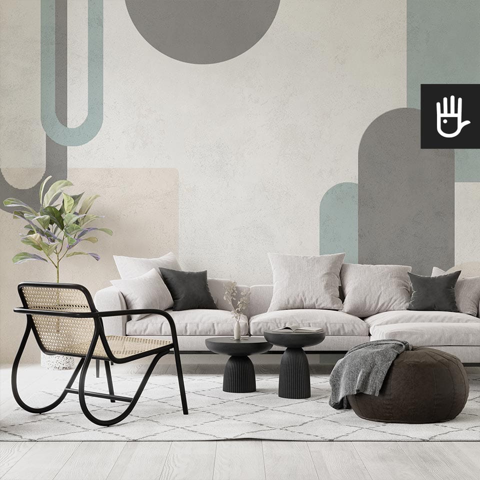 Przytulny salon z dużą kanapą w odcieniach szarości i dekoracyjnymi stolikami kawowymi na tle fototapety geometryczna harmonia