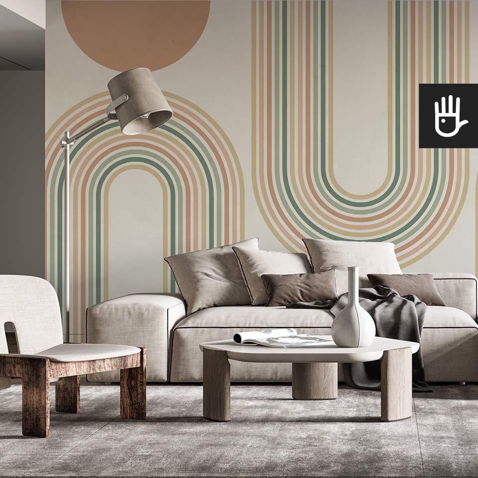 Przytulny salon w stylu rustykalnym z dużą szarą kanapą i drewnianymi dodatkami udekorowany fototapetą tęczowe łuki na ścianie