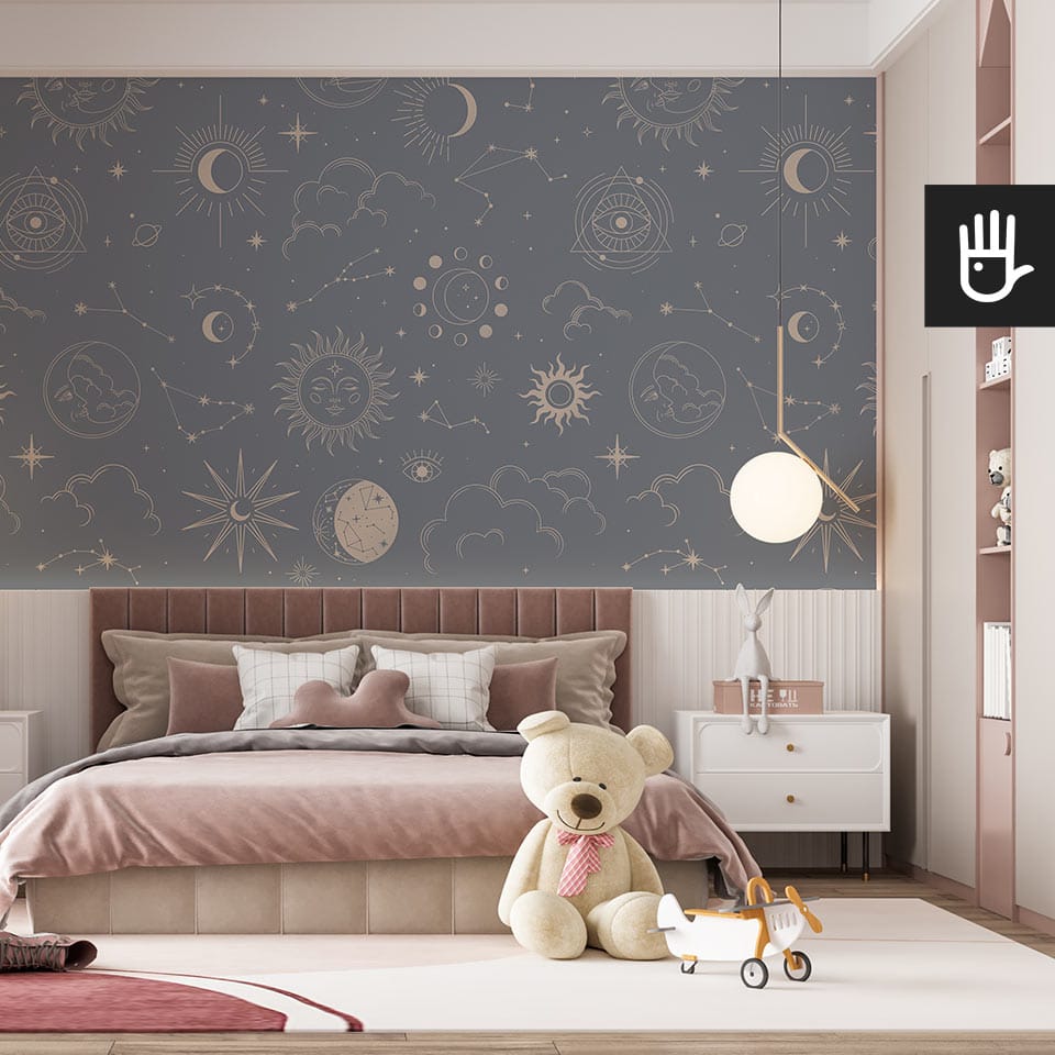 Sypialnia dziecięca w odcieniach beżu i różu z dekoracyjną tapetą w astrologiczny wzór