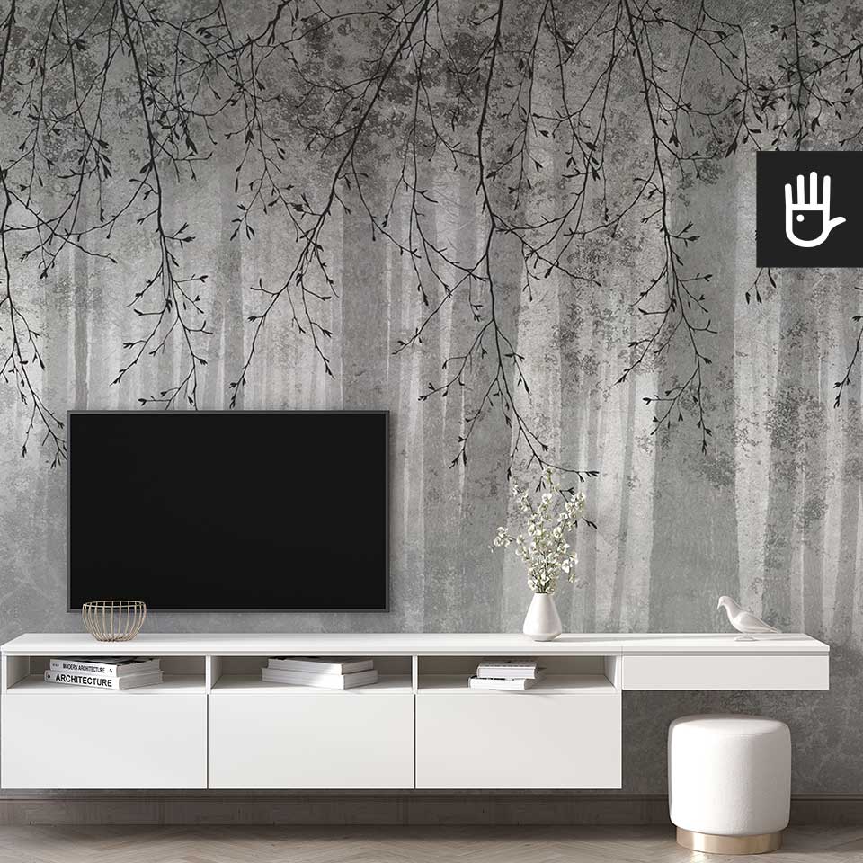 Nowoczesny jasny salon z białą szafką rtv ze złotymi i porcelanowymi dekoracjami na tle fototapety echo lasu
