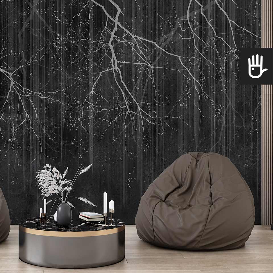 Unikalny salon z pufą typu worek i dekoracyjnym stolikiem z imitacji marmuru na tle fototapety z gałęziami drzewa