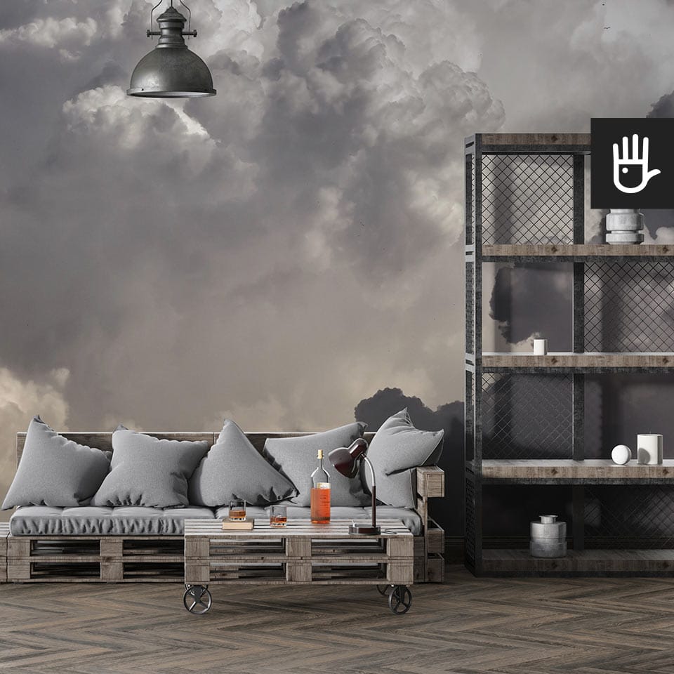 Salon w stylu industrialnym z metalowym regałem i siedziskiem z palet na tle fototapety w chmury