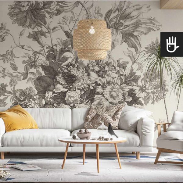 Salon w stylu boho z dużą kanapą i drewnianym stolikiem ozdobiony egzotycznymi kwiatami na tle fototapety z bukietem kwiatów
