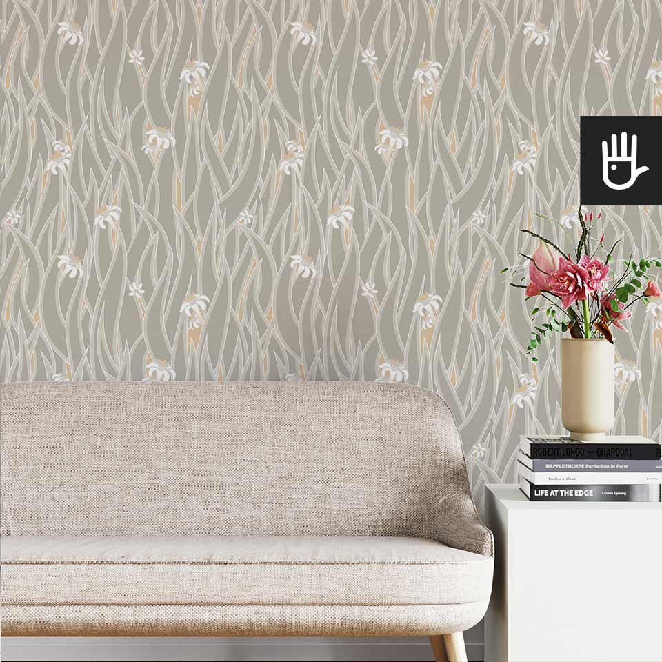 Jasny salon w stylu boho z beżową kanapą na tle tapety w kwiatowy wzór