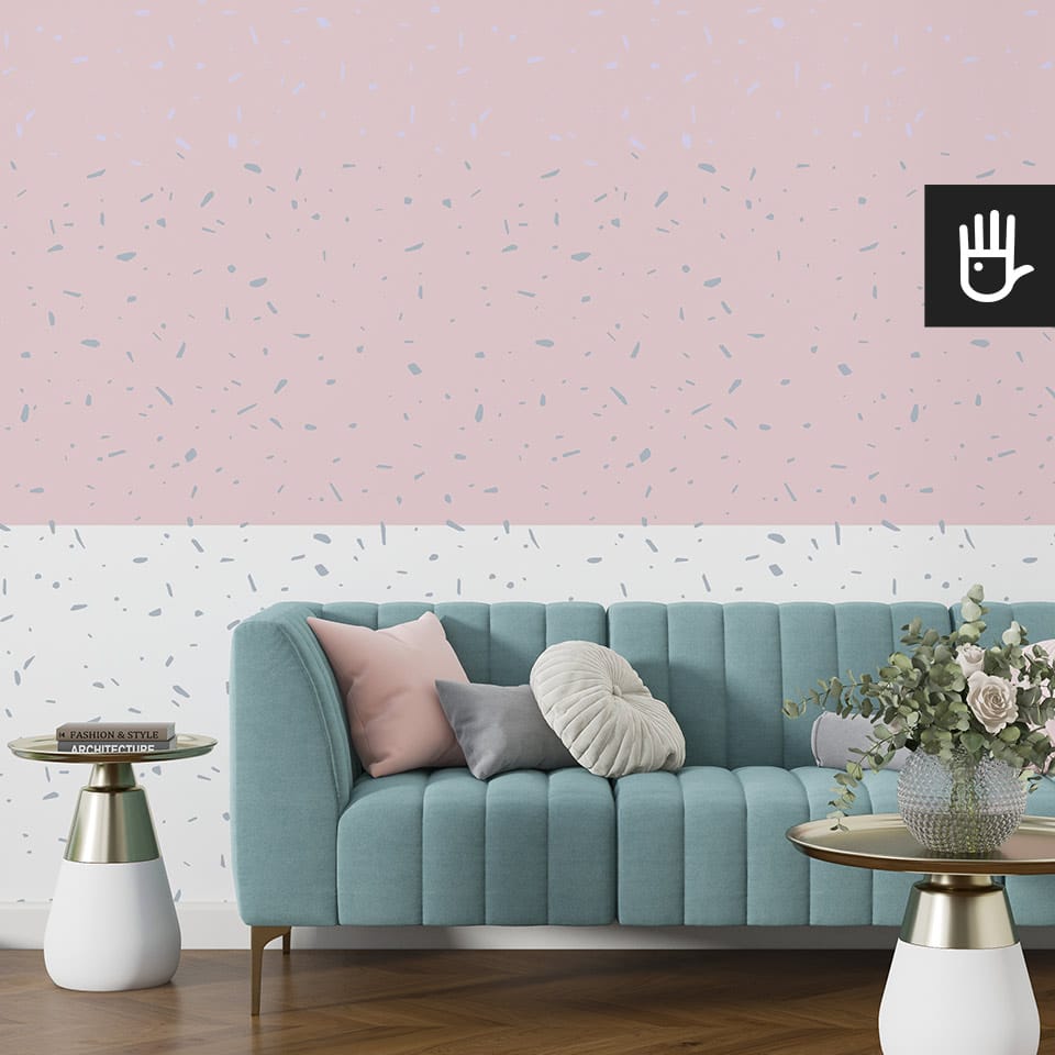 Salon w stylu glamour z turkusową kanapą i pastelowymi poduszkami i dodatkami w kolorze złota na tle fototapety lody truskawkowe