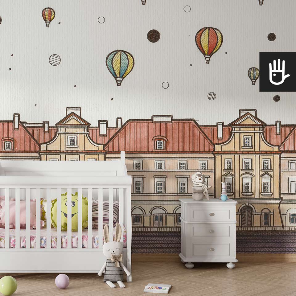 Przytulna sypialnia dziecięca z białym łóżkiem na tle fototapety w balony nad miastem