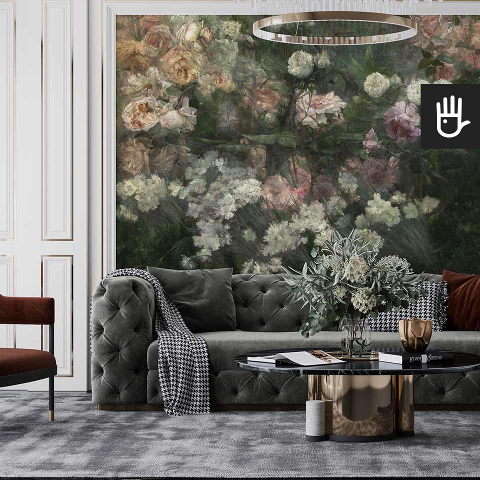 Elegancka pikowana kanapa w klasycznym salonie z ozdobnym kryształowym żyrandolem z dekoracyjną fototapetą na głównej ścianie majowy ogrod różany