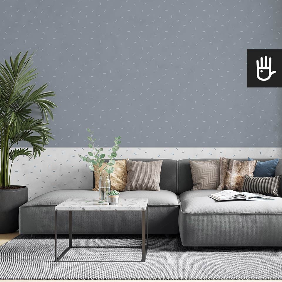Nowoczesny salon z dużą szarą kanapą i stolikiem z imitacji kamienia na tle fototapety mus borówkowy