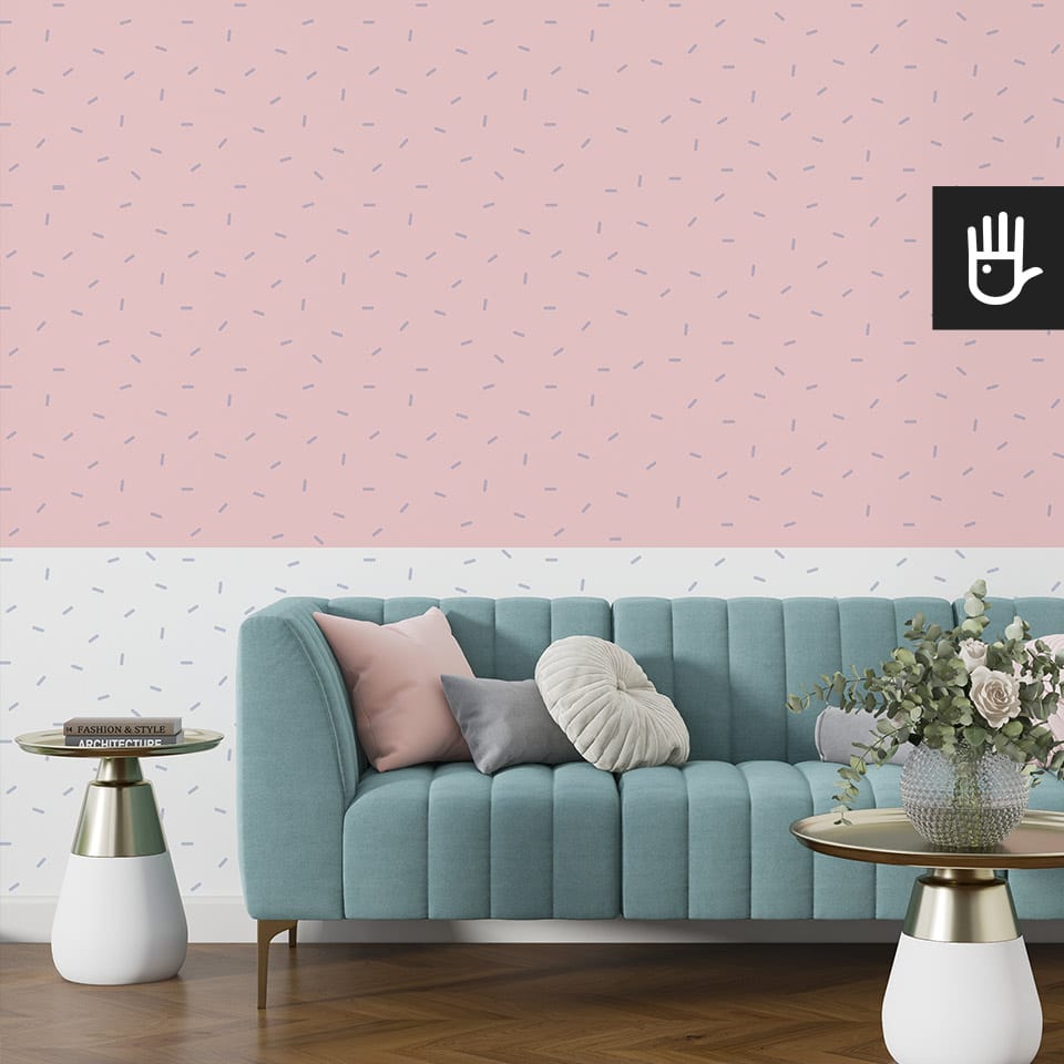 Salon w stylu glamour z turkusową kanapą i pastelowymi poduszkami i dodatkami w kolorze złota na tle fototapety mus truskawkowy
