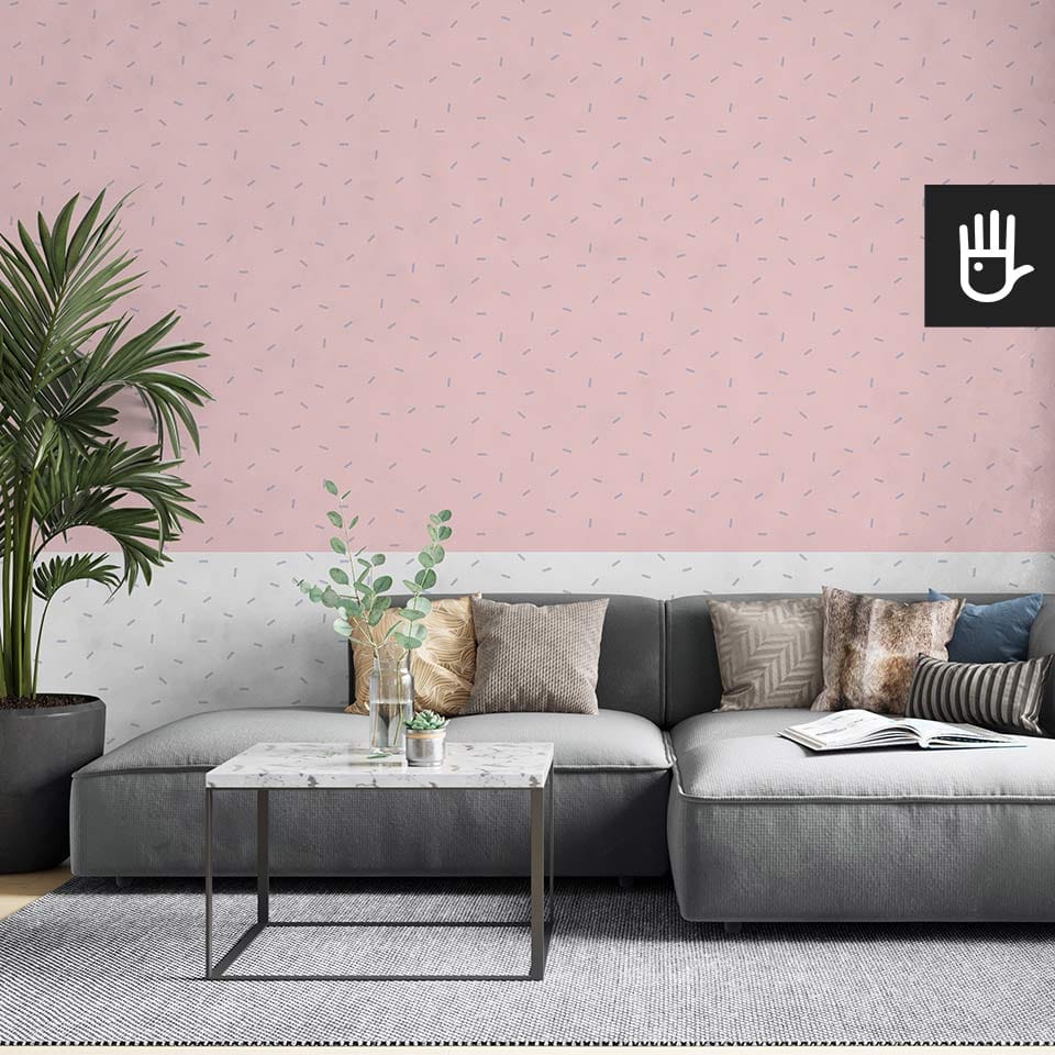 Nowoczesny salon z dużą szarą kanapą i stolikiem z imitacji kamienia na tle fototapety mus truskawkowy
