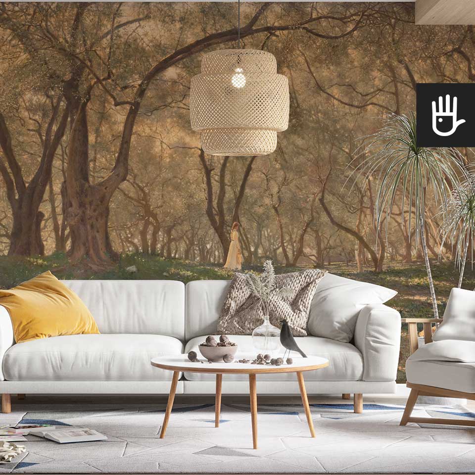 Salon w stylu boho z dużą kanapą i drewnianym stolikiem ozdobiony egzotycznymi kwiatami na tle fototapety z oliwnymi drzewami