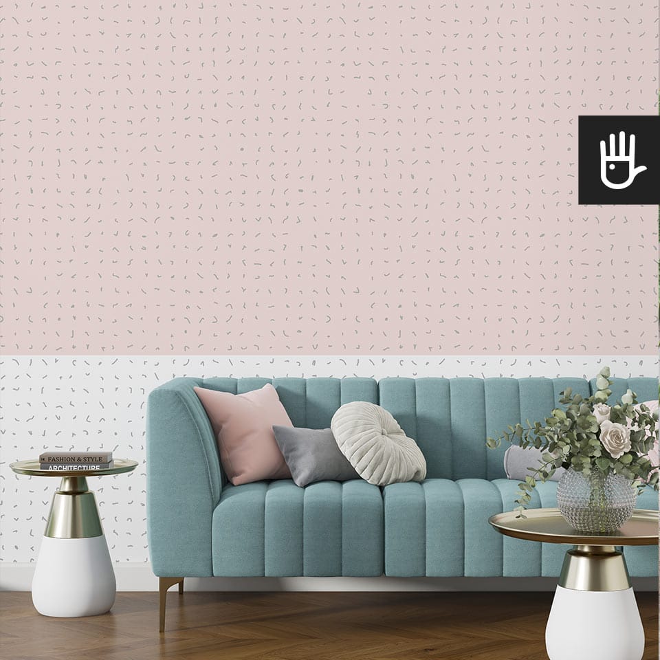 Salon w stylu glamour z turkusową kanapą i pastelowymi poduszkami i dodatkami w kolorze złota na tle fototapety senne blaski
