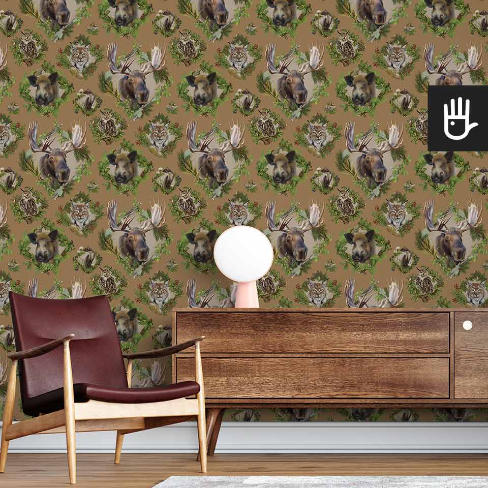 Pokój w stylu retro z drewnianą konsolą i skórzanym czerwonym fotelem na tle tapety w zwierzęcy wzór