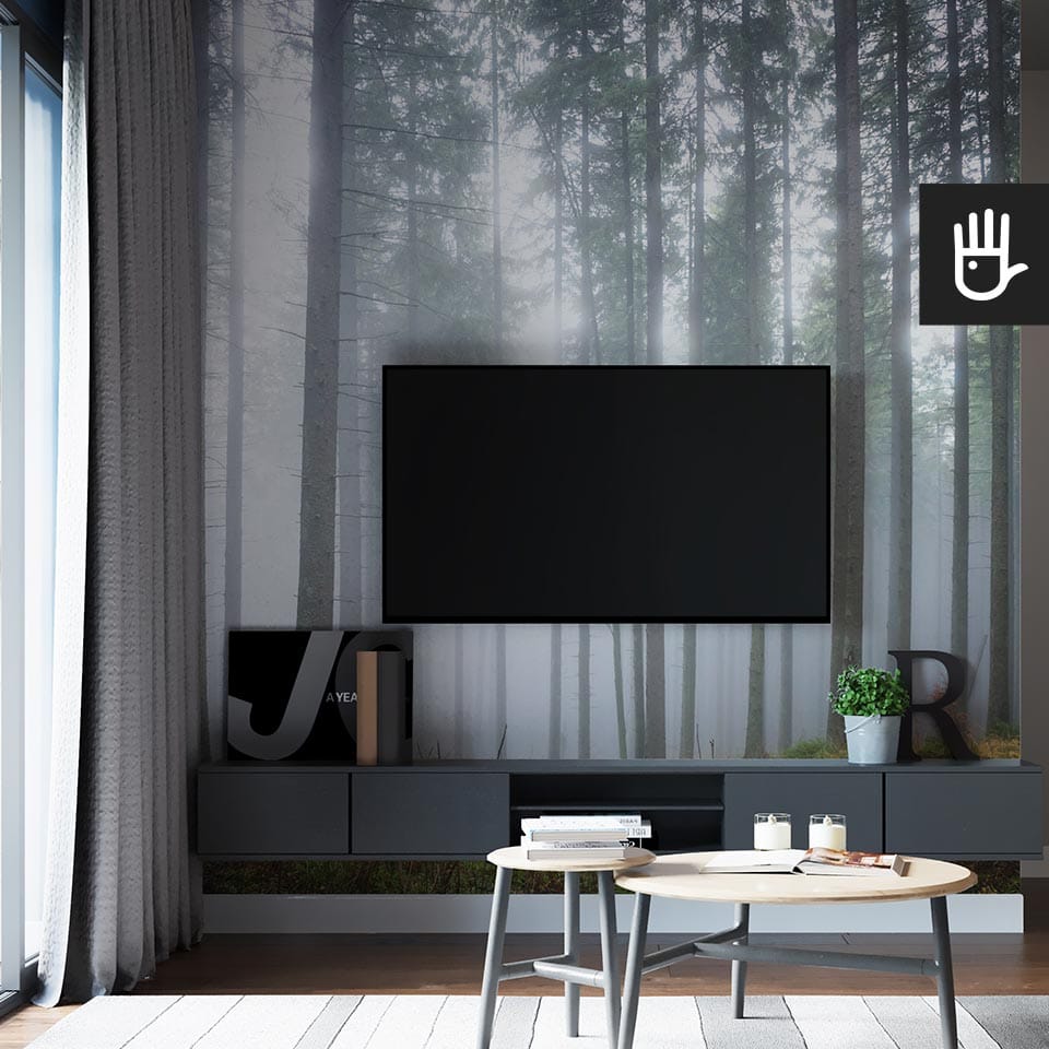Nowoczesny salon z ciemnymi meblami i dekoracyjnymi stolikami kawowymi z fototapetą na ścianie tv z mglistym lasem