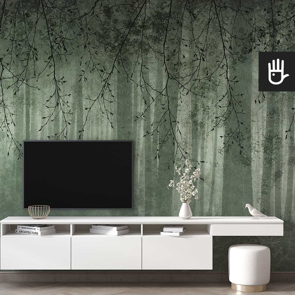 Nowoczesny jasny salon z białą szafką rtv ze złotymi i porcelanowymi dekoracjami na tle fototapety zielone echo lasu
