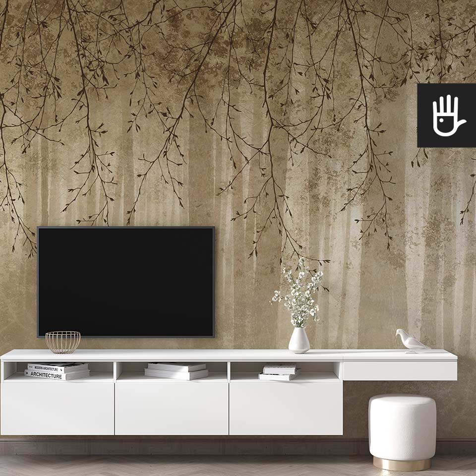 Nowoczesny jasny salon z białą szafką rtv ze złotymi i porcelanowymi dekoracjami na tle fototapety złote echo lasu