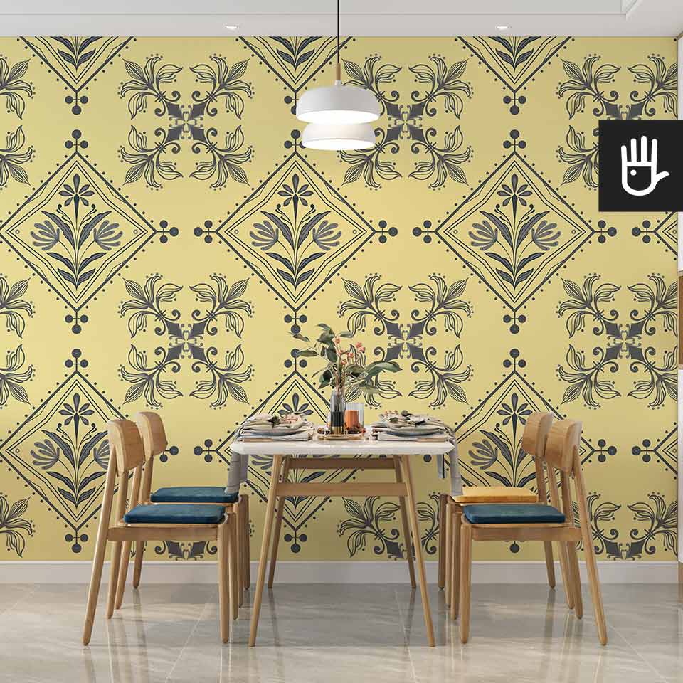 Jasna jadalnia z drewnianym stołem i krzesłami w stylu boho na tle tapety w geometryczne kolorowe wzory