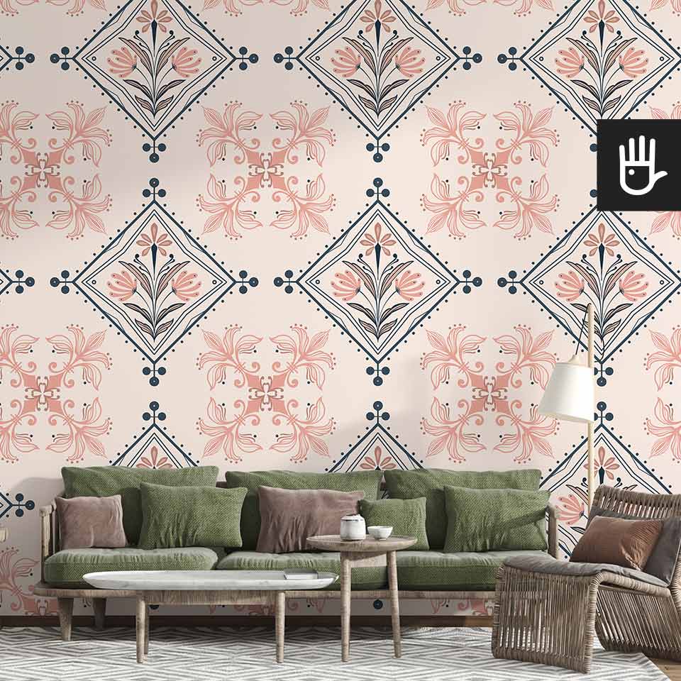 Jasny salon w stylu boho z zieloną kanapą i dekoracyjnymi stolikami kawowymi na tle tapety w kolorowe geometryczne wzory