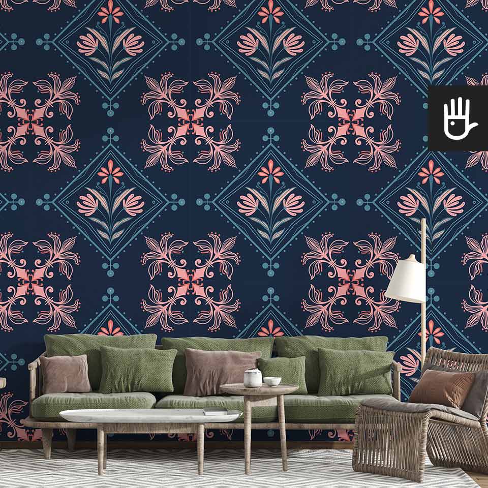 Jasny salon w stylu boho z zieloną kanapą i dekoracyjnymi stolikami kawowymi na tle tapety w kolorowe geometryczne wzory