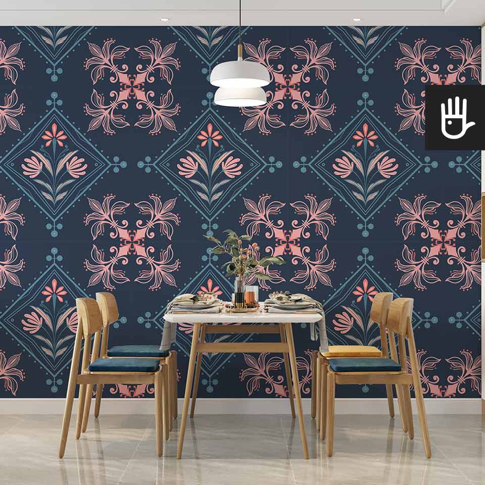 Jasna jadalnia z drewnianym stołem i krzesłami w stylu boho na tle tapety w geometryczne kolorowe wzory