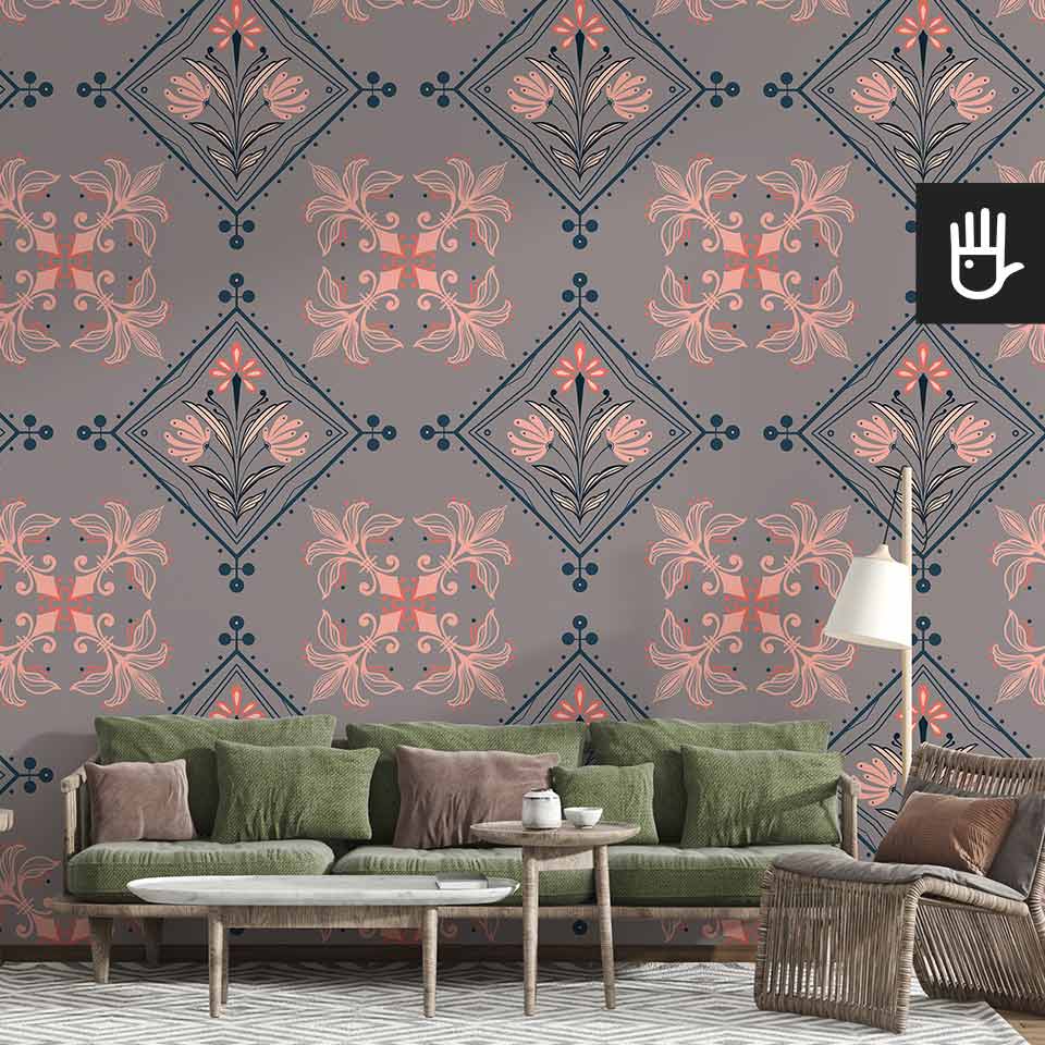 Jasny salon w stylu boho z zieloną kanapą i dekoracyjnymi stolikami kawowymi na tle tapety w kolorowe geometryczne wzory