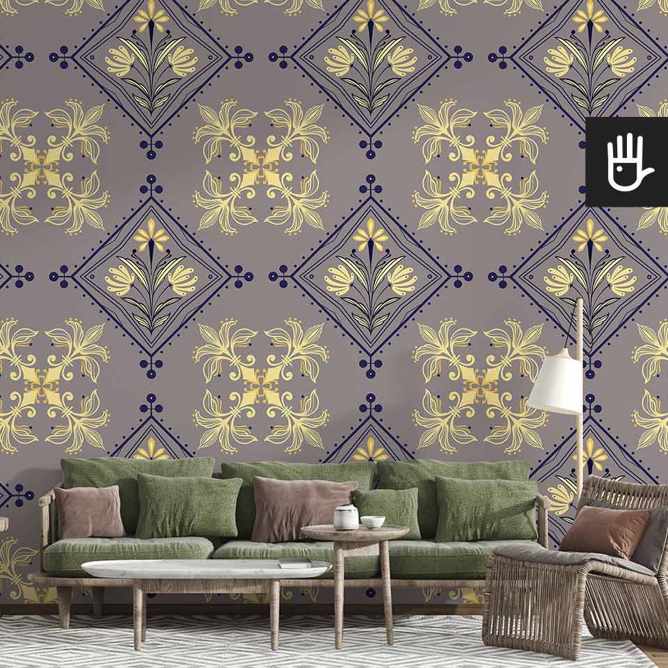 Jasny salon w stylu boho z zieloną kanapą i dekoracyjnymi stolikami kawowymi na tle tapety w kolorowe geometryczne wzory
