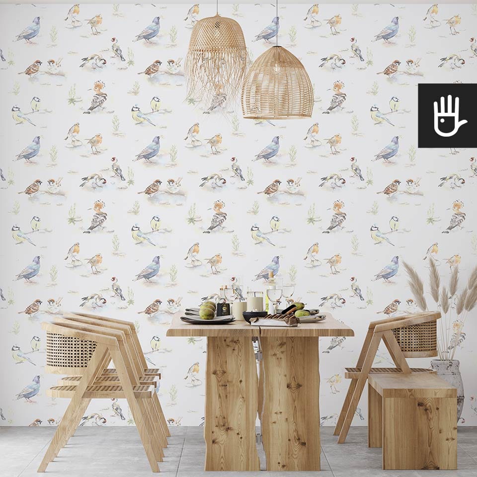 Jadalnia w stylu boho z drewnianym naturalnym stołem i ozdobnymi lampami wiszącymi na tle tapety w ptaki