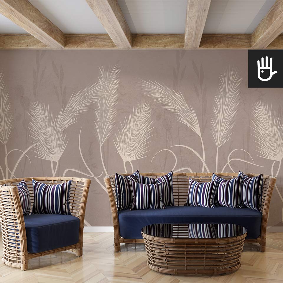 Salon w stylu boho z granatowymi dekoracjami na tle czerwonej fototapety z wysokimi trawami pampasowymi