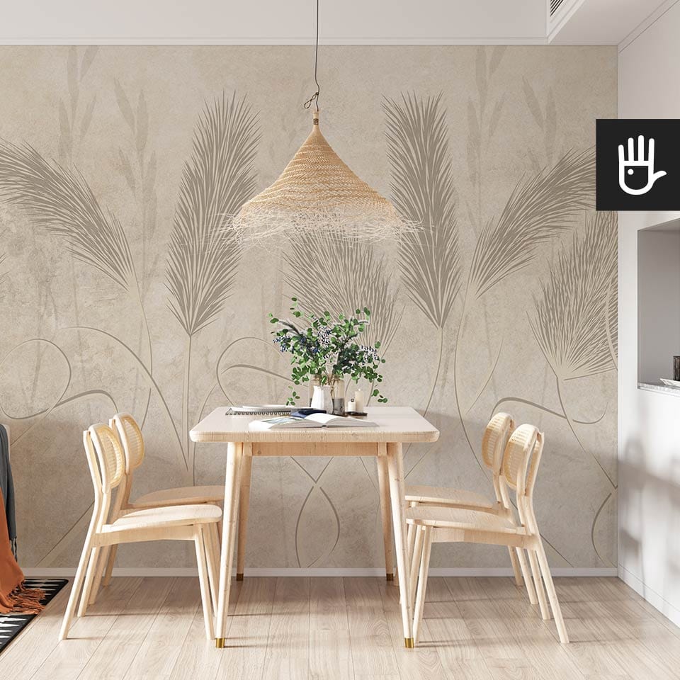 Jadalnia urządzona w stylu boho z naturalnymi meblami w jasnych kolorach i ozdobną lampą wiszącą na tle fototapety w wysokie trawy pampasowe